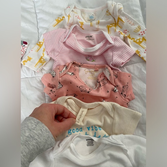 20pc LOT Baby Girl 0-3 months assorted brands long/short sleeve onesie pants hat - Picture 12 of 16